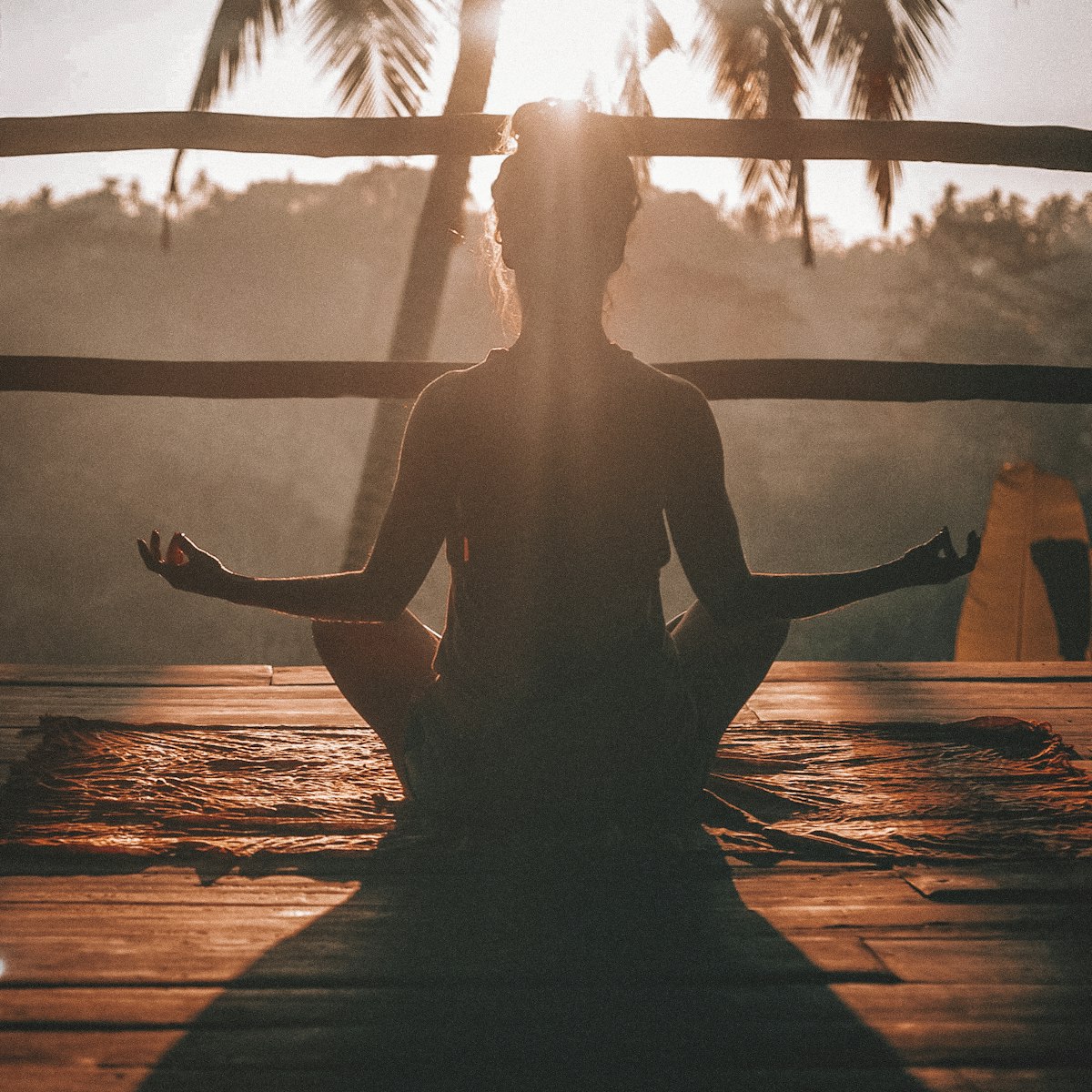 Mujer meditando al atardecer