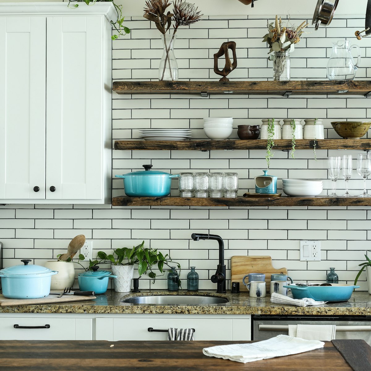 Cocina blanca con repisas de madera