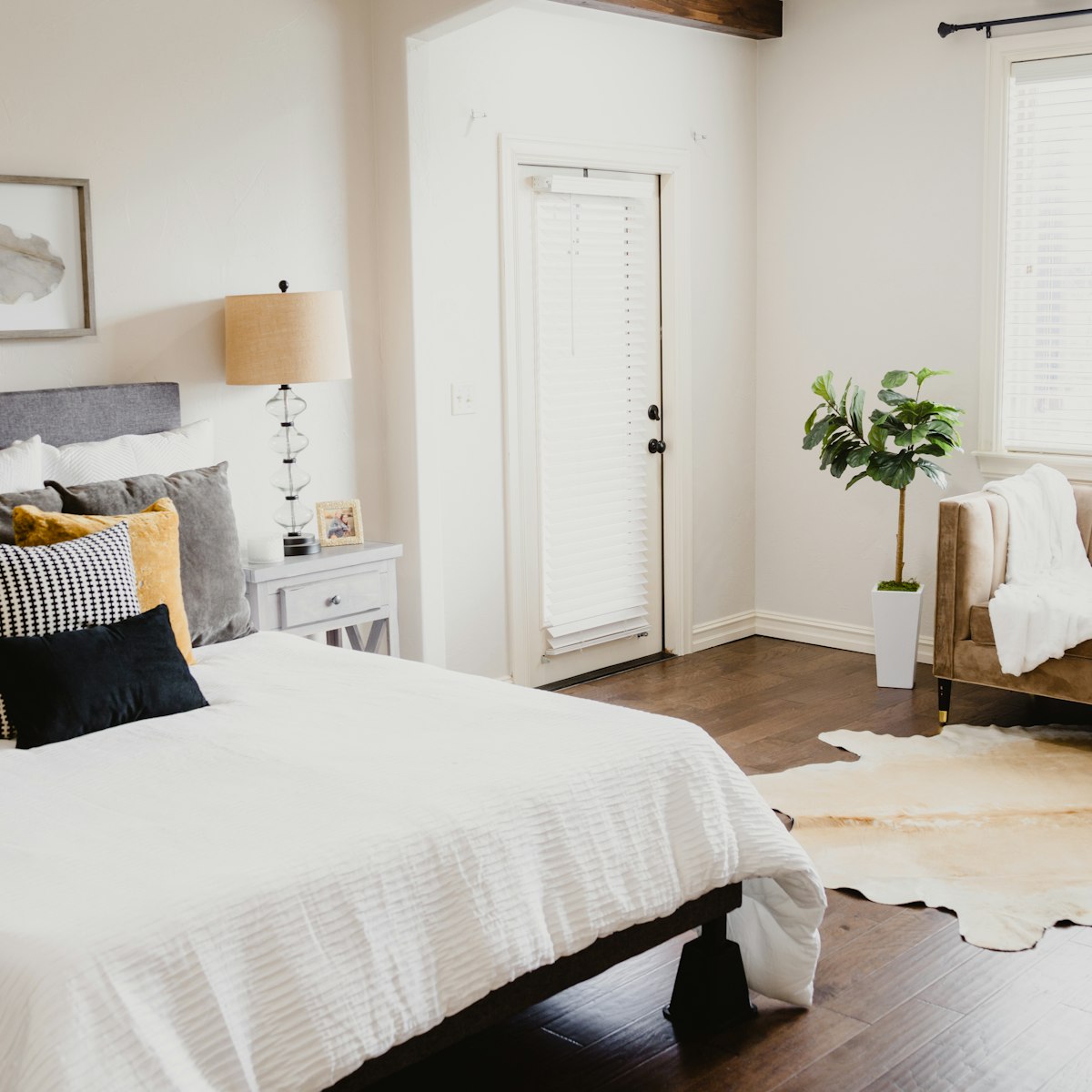 Habitación luminosa con ropa de cama blanca